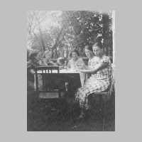 029-0011 Eine Damengesellschaft im Garten der Familie Drayer .jpg